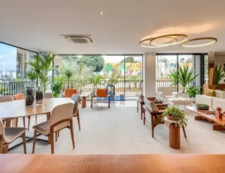 Amplo living integrado com decoração moderna, iluminação circular e vista livre no apartamento Opus Tellure.