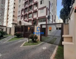 A imagem é a fachada do residencial canoeiros no setor bueno uma área urbana, com um foco na entrada principal e nos detalhes de segurança. A cena é iluminada pela luz do dia, e a composição equilibra elementos arquitetônicos com áreas verdes. Edifício: Altura e Estrutura: O prédio é alto, composto por múltiplos andares. A arquitetura sugere um design moderno, mas com alguns elementos decorativos mais tradicionais. Fachada: A fachada combina painéis em tons claros, possivelmente bege ou branco, com detalhes quadriculados em tons de tijolo ou marrom avermelhado. Esses detalhes criam um padrão visual interessante, quebrando a monotonia da fachada. Janelas: As janelas são padronizadas, retangulares e dispostas de forma simétrica em cada andar. Elas parecem ser de vidro claro com molduras claras ou metálicas. Entrada: A entrada principal do prédio é emoldurada por uma estrutura arqueada, que se projeta para a frente. Essa área é sombreada e pode ter detalhes adicionais, como luminárias. Ar Condicionado: Em uma das laterais do prédio, é possível observar aparelhos de ar condicionado instalados nas janelas, indicando que o sistema de climatização é individual. Portão e Entrada: Material e Design: O portão é feito de metal, possivelmente ferro forjado, e tem um design com barras verticais e detalhes ornamentais. A cor é um tom escuro, como marrom ou preto, que contrasta com a vegetação ao redor. Segurança: Há avisos de segurança fixados no portão, indicando a presença de vigilância ou de um sistema de segurança ativo. Paisagismo: A área ao redor do portão é bem cuidada, com grama aparada e arbustos decorativos. Há um caminho de pedra que leva do portão até a entrada do prédio. Iluminação: Uma pequena luminária está presente em meio à vegetação próxima ao portão, sugerindo iluminação noturna para a área. Segurança Adicional: Muro e Arame Farpado: À direita da imagem, há um muro que delimita a propriedade. No topo do muro, há arame farpado, indicando uma preocupação adicional com a segurança do local. Sistema de Alarme: Também visível na parede, encontra-se um sistema de alarme com luzes de advertência, reforçando a segurança do prédio. Ambiente: Vegetação: A presença de árvores e arbustos ao redor do prédio sugere que ele está localizado em uma área com alguma vegetação, possivelmente um bairro residencial com áreas verdes. Pavimentação: O chão é pavimentado com pedras, criando um padrão interessante e funcional para o trânsito de veículos e pedestres. Céu: O céu azul claro indica um dia ensolarado, contribuindo para uma atmosfera geral positiva na imagem. Logotipo: G1 Imóveis: No centro da imagem, sobre o portão, há um logotipo da imobiliária "G1 Imóveis". Em resumo, a imagem detalha um edifício de apartamentos com uma fachada bem cuidada, um portão de entrada com segurança reforçada e um paisagismo que valoriza a área. A combinação de elementos arquitetônicos e naturais cria uma atmosfera convidativa e segura.