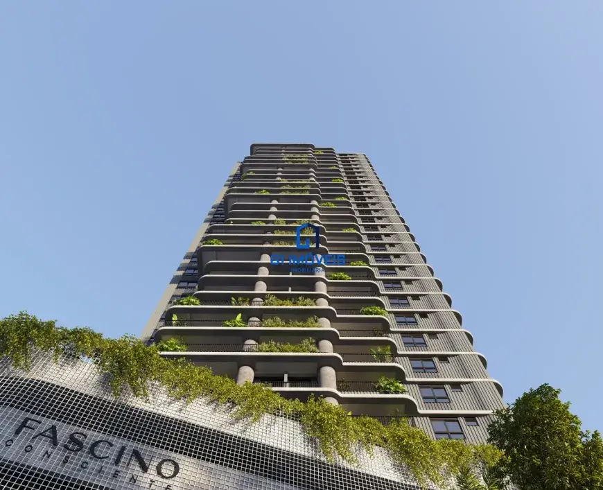 Edifício: Estrutura: A estrutura principal é um arranha-céu moderno. O concreto cinza parece ter um acabamento ligeiramente texturizado, possivelmente com padrões lineares ou sulcos sutis que correm verticalmente, adicionando uma dimensão visual ao material. Varandas: As varandas são o ponto focal do design. Elas se projetam horizontalmente em cada andar, criando uma série de níveis escalonados. As bordas das varandas têm um contorno suavemente arredondado, conferindo um toque orgânico ao design. Vegetação: A vegetação nas varandas é diversificada. Há plantas de folhagem densa e de cor verde escura, algumas parecendo ser arbustos pequenos e outras, plantas rastejantes que caem em cascata pelas bordas das varandas. A vegetação não é uniforme, com algumas áreas mais densas que outras, criando um padrão natural e irregular. Colunas: As colunas de concreto que suportam as varandas são cilíndricas e parecem ter um acabamento liso. Elas estão posicionadas de forma estratégica para suportar o peso das varandas e das plantas. Janelas: As janelas são pequenas e retangulares, com molduras escuras. Sua distribuição uniforme cria um padrão repetitivo que complementa a horizontalidade das varandas. Base do Edifício: Fachada: A fachada da base do edifício é feita de uma tela quadriculada, possivelmente de metal ou outro material resistente. Essa tela serve como suporte para plantas trepadeiras, criando um muro verde vertical. Inscrição "FASCINO": As letras da inscrição "FASCINO" são grandes e parecem ser feitas de um material metálico com acabamento fosco. As letras são sombreadas, dando uma sensação de profundidade e dimensão. A fonte é moderna e elegante, alinhada com o design geral do edifício. Vegetação Pendurada: A vegetação que pende da tela quadriculada é exuberante e variada, com diferentes tons de verde e texturas. Algumas plantas têm folhas pequenas e delicadas, enquanto outras têm folhas maiores e mais arredondadas. Ambiente: Céu: O céu azul claro é uniforme e sem nuvens, proporcionando um fundo limpo e vibrante para o edifício. Luz: A luz do sol incide sobre o edifício de um ângulo ligeiramente lateral, criando sombras sutis que realçam a textura dos materiais e a profundidade da vegetação. Vegetação Adjacente: No lado direito da imagem, há uma árvore com folhagem densa, que adiciona uma dimensão adicional de verde ao ambiente. Cores: Predominantes: As cores predominantes são o cinza do concreto, o verde da vegetação e o azul do céu. Complementares: Há toques de cores mais escuras nas janelas e na inscrição "FASCINO", que contrastam com o cinza claro do concreto. Variações: A vegetação apresenta uma variedade de tons de verde, desde o verde claro até o verde escuro, criando um efeito visual interessante e natural. Em resumo, a imagem retrata um edifício moderno e sofisticado, com um design inovador que integra elementos naturais à arquitetura urbana. Os detalhes dos materiais, a vegetação exuberante e a luz do sol criam uma composição visualmente atraente e convidativa.