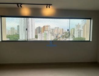 Janela e Vista: Detalhes da Tela de Proteção: A tela de proteção é composta por uma malha fina de fios, possivelmente de nylon ou material similar, entrelaçados em pequenos quadrados. É possível ver os pontos de fixação da tela na moldura da janela, que parecem ser pequenos ganchos ou presilhas discretas. Vidro da Janela: Apesar de a tela ser o foco, é possível notar que o vidro da janela parece ser duplo, o que sugere um bom isolamento acústico e térmico do ambiente. Reflexos sutis no vidro indicam a presença de luz no interior. Céu e Cores da Cidade: Através da tela, o céu aparece levemente nublado, com tons de azul claro e branco acinzentado. Os edifícios da cidade exibem uma variedade de cores, desde o branco e o cinza predominantes até toques de laranja, verde e amarelo em alguns prédios mais baixos. A disposição dos edifícios cria uma sensação de profundidade e perspectiva. Vegetação: A vegetação na parte inferior da vista da cidade é densa e variada, com diferentes tons de verde que indicam a presença de árvores de diferentes espécies. É possível discernir a copa de algumas árvores maiores, o que sugere a existência de parques ou áreas de preservação próximas. Paredes e Piso: Textura da Parede: A pintura das paredes parece ser lisa e uniforme, mas uma análise mais atenta revela uma leve textura, possivelmente resultante da aplicação da tinta com rolo. Essa textura sutil adiciona um toque de interesse visual à superfície. Rodapé Detalhado: O rodapé possui um perfil discreto, com uma pequena saliência que acompanha a base da parede. A junção entre o rodapé e o piso é precisa e bem acabada. Piso Refletivo: O piso de cerâmica ou porcelanato exibe um leve brilho, o que indica que possui uma superfície polida. Essa característica contribui para a sensação de amplitude e luminosidade do ambiente. As juntas entre as placas do piso são finas e regulares, o que demonstra a qualidade da instalação. Iluminação: Spots de Luz: Os spots de luz no trilho do teto são cilíndricos e possuem um acabamento fosco na cor preta. É possível notar que os spots são direcionáveis, o que permite ajustar o foco da luz de acordo com a necessidade. A luz emitida pelos spots é quente e suave, criando uma atmosfera acolhedora. Sombras: As sombras projetadas pelas luminárias no teto e nas paredes adicionam profundidade e dimensão ao ambiente. A luz natural que entra pela janela cria um jogo de luz e sombra que varia ao longo do dia. Detalhes Adicionais: Ausência de Objetos: A ausência de móveis, quadros ou outros objetos de decoração no ambiente chama a atenção para a arquitetura e a vista. Isso sugere que o espaço está recém-construído ou em fase de preparação para ser mobiliado. Sensação de Espaço: A combinação de cores claras, luz natural abundante e a vista panorâmica da cidade cria uma forte sensação de espaço e amplitude no ambiente. A ausência de elementos decorativos reforça essa impressão.