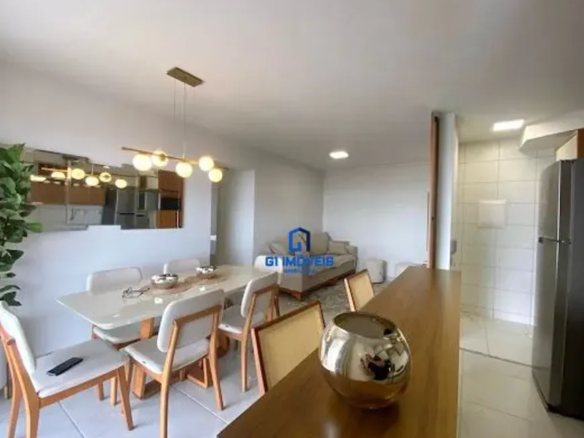 Primeiro Plano: Bancada: A madeira da bancada não é apenas de um tom médio, mas parece ter um acabamento liso e ligeiramente brilhante, sugerindo um verniz ou selante que realça os veios da madeira. É possível que seja uma madeira nobre como ipê ou jatobá, dada a sua tonalidade e aparente densidade. Vaso: O vaso dourado, além de esférico, tem um brilho intenso que reflete a luz do ambiente, criando pequenos pontos de luz que se espalham ao redor. A superfície do vaso pode ter um leve padrão texturizado, quase imperceptível à distância, mas que adiciona profundidade ao objeto. Profundidade: É possível notar uma leve profundidade de campo, que da destaque a bancada em primeiro plano. Mesa de Jantar: Tampo da Mesa: O tampo da mesa, ao ser examinado mais de perto, revela sutis veios ou padrões que sugerem ser mármore carrara ou um material sintético de alta qualidade que imita a aparência do mármore. As bordas da mesa são levemente arredondadas, o que confere um toque de suavidade ao design. Cadeiras: As cadeiras têm uma estrutura de madeira clara com um design minimalista e elegante. Os assentos e encostos estofados parecem ser feitos de um tecido texturizado, possivelmente linho ou algodão, com uma cor que varia entre o branco e o bege claro, criando um contraste suave com a madeira. Os detalhes de costura nos estofados são discretos, mas refinados. Objetos Decorativos: Os pequenos objetos sobre a mesa incluem um centro de mesa com elementos decorativos como vasos pequenos ou porta guardanapos, adicionando um toque de personalidade ao espaço. Um controle remoto, deixado sobre uma das cadeiras, sugere que o ambiente é utilizado com frequência e de forma prática. Iluminação: Luminária: A luminária pendente é composta por uma barra horizontal de metal dourado ou latão, da qual pendem várias esferas de vidro opalino que emitem uma luz suave e difusa. A disposição das esferas é irregular, o que confere um toque moderno e artístico à peça. A luz emitida pela luminária cria um ambiente acolhedor e convidativo. Reflexo no Espelho: Cozinha: O reflexo no espelho revela detalhes adicionais da cozinha, como armários com puxadores discretos e uma bancada de granito ou quartzo. A geladeira de aço inoxidável tem um acabamento escovado que evita marcas de dedos e confere um aspecto limpo e moderno. A iluminação na cozinha é complementada por spots embutidos no teto, que garantem uma iluminação uniforme e funcional. Ambiente Geral: Paredes e Piso: A cor clara das paredes e do piso amplia a sensação de espaço e luminosidade, criando um ambiente leve e arejado. As paredes têm um acabamento liso e uniforme, enquanto o piso de cerâmica tem juntas discretas que não comprometem a estética geral do ambiente. Planta: A planta no canto esquerdo adiciona um toque de frescor e vitalidade ao espaço. As folhas da planta são de um verde intenso e brilhante, e o vaso em que está plantada complementa a decoração do ambiente. Sala de Estar: Ao fundo, na área da sala de estar, o sofá claro parece ser revestido em um tecido macio e confortável, como veludo ou chenille. O puff complementa o sofá e oferece um espaço adicional para relaxar. Almofadas decorativas em tons neutros ou pastel adicionam um toque de cor e textura ao ambiente. Detalhes Adicionais: Rodapés: Os rodapés são discretos e acompanham a cor das paredes, criando uma transição suave entre as paredes e o piso. Portas e Janelas: As portas e janelas são emolduradas em madeira clara ou branca, o que harmoniza com o restante da decoração. As janelas são amplas e permitem a entrada de luz natural, o que contribui para a sensação de amplitude e luminosidade do ambiente. Em resumo, a imagem retrata um imóvel com um design moderno e elegante, onde cada detalhe foi cuidadosamente pensado para criar um ambiente acolhedor, funcional e esteticamente agradável. A combinação de cores claras, materiais nobres e elementos decorativos refinados confere ao espaço um toque de sofisticação e conforto.