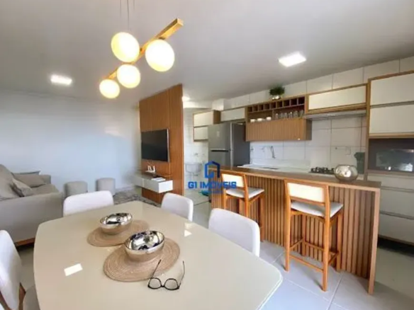 Área de Jantar: Mesa: A mesa retangular possui um tampo em um tom de creme ou bege claro, com um acabamento brilhante que reflete a luz, dando uma sensação de amplitude. As bordas da mesa são levemente arredondadas, adicionando um toque de suavidade ao design. Cadeiras: As cadeiras são brancas, com um design minimalista e elegante. O encosto das cadeiras parece ser ligeiramente curvado para maior conforto, e as pernas são finas e discretas. Sousplats: Os sousplats redondos são feitos de fibra natural, como palha ou vime, com uma textura trançada que adiciona um toque rústico e natural à mesa. Tigelas Decorativas: As tigelas prateadas têm um design moderno e elegante, com uma forma arredondada e um acabamento brilhante que reflete a luz. Elas servem como peças decorativas centrais, adicionando um toque de sofisticação à mesa. Óculos: Os óculos de armação preta adicionam um toque pessoal e casual à mesa, sugerindo que o espaço é usado e habitado. Sala de Estar: Sofá: O sofá bege é espaçoso e convidativo, com almofadas macias e confortáveis que convidam ao relaxamento. O tecido do sofá parece ser macio e texturizado, adicionando um toque de aconchego ao espaço. Pufes: Os pufes redondos são em um tom de cinza claro ou bege, complementando o sofá e oferecendo assentos adicionais. Eles parecem ser feitos de um material macio e confortável, como veludo ou lã. Parede com Painéis de Madeira: A parede com painéis de madeira serve como divisória parcial entre a sala de estar e a cozinha, criando uma sensação de separação sem bloquear completamente a luz e a vista. Os painéis são verticais, adicionando altura e textura à parede. Televisão: A televisão de tela plana está montada na parede, otimizando o espaço e oferecendo uma experiência de visualização imersiva. Móvel Flutuante: O móvel branco flutuante abaixo da TV oferece espaço para armazenamento e exibição de objetos decorativos. Ele parece ser feito de um material liso e brilhante, como MDF laqueado. Cozinha: Armários: Os armários brancos e detalhes em madeira criam um visual limpo e moderno. Os armários superiores são brancos, enquanto os armários inferiores e as prateleiras abertas são de madeira, adicionando calor e textura ao espaço. Bancada: A bancada de madeira clara se estende para formar uma península, criando um espaço informal para refeições ou para sentar enquanto se cozinha. A bancada parece ser feita de uma madeira maciça ou folheada, com um acabamento natural que destaca os grãos da madeira. Banquetas: As banquetas de madeira com assentos brancos estão posicionadas junto à península, criando um espaço informal para refeições ou para sentar enquanto se cozinha. As banquetas têm um design simples e elegante, com pernas finas e um assento confortável. Eletrodomésticos: Os eletrodomésticos modernos de aço inoxidável, como uma geladeira e um micro-ondas, estão integrados ao design da cozinha, adicionando um toque de sofisticação e funcionalidade. Iluminação: Luminária Pendente: A luminária pendente moderna acima da mesa de jantar é uma peça de destaque no espaço. Ela apresenta globos de luz branca presos a uma estrutura de madeira, criando um visual elegante e contemporâneo. Spots de Luz: Spots de luz embutidos no teto garantem uma iluminação uniforme em todo o ambiente, criando uma atmosfera acolhedora e convidativa. Piso: O piso é revestido com azulejos claros, que refletem a luz e ampliam a sensação de espaço. Os azulejos parecem ser grandes e retangulares, com um acabamento liso e brilhante.