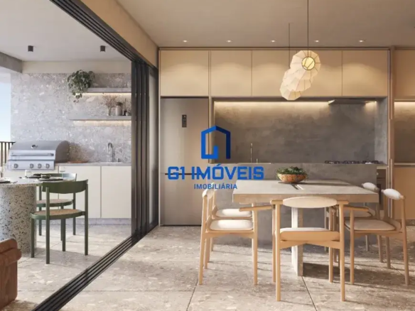 Piso: Textura: O porcelanato cinza claro não é apenas uma cor uniforme. Ele exibe variações sutis que imitam a beleza aleatória da pedra natural. Pequenos veios em tons de branco, bege e até um cinza mais escuro serpenteiam pela superfície, adicionando profundidade e interesse visual. Juntas: As juntas entre as placas de porcelanato são finas e discretas, preenchidas com um rejunte em tom semelhante ao das placas, quase imperceptível. Isso contribui para a aparência contínua e elegante do piso. Acabamento: O porcelanato parece ter um acabamento fosco ou acetinado, o que significa que ele não reflete muita luz, reduzindo o brilho e proporcionando um toque mais suave e natural. Mesa de Jantar: Material: A base da mesa, em concreto aparente, possui uma textura levemente porosa, revelando a granularidade do material. Pequenos orifícios e irregularidades são visíveis, adicionando um caráter rústico e industrial à peça. Recorte: O recorte central na mesa não é apenas estético. Ele cria duas "ilhas" separadas no tampo, o que pode ser útil para colocar travessas ou para acomodar arranjos de mesa. Detalhes: A borda da mesa é levemente arredondada, o que suaviza a aparência da peça e a torna mais convidativa ao toque. Cadeiras: Madeira: A madeira das cadeiras parece ser clara, possivelmente faia ou carvalho claro. Ela possui um acabamento natural, com os veios da madeira visíveis sob um verniz fosco ou acetinado. Estofamento: O tecido bege dos assentos é suave e convidativo. É possível notar uma leve textura no tecido, sugerindo que seja uma mistura de algodão ou linho com fibras sintéticas para maior durabilidade. Design: O encosto das cadeiras é curvo e ergonômico, proporcionando um bom apoio para as costas. As pernas das cadeiras são levemente inclinadas, adicionando um toque de elegância e estabilidade. Iluminação: Luminária: A luminária pendente é uma verdadeira obra de arte. Sua forma orgânica é composta por várias camadas de um material translúcido, provavelmente papel ou tecido plissado. A luz que emana da luminária é suave e difusa, criando uma atmosfera acolhedora e relaxante. Spots: Os spots embutidos no teto são discretos e direcionáveis, permitindo ajustar a iluminação de acordo com as necessidades. Eles emitem uma luz branca neutra, que realça as cores e texturas do ambiente. Cozinha: Armários: A cor bege claro dos armários é sutilmente diferente em cada porta, devido às variações na luz e sombra. As portas dos armários possuem um sistema de abertura por toque, sem puxadores visíveis, o que contribui para a aparência clean e minimalista. Eletrodomésticos: A geladeira de aço inoxidável possui um visor digital na porta, mostrando a temperatura interna e outras informações úteis. O cooktop a gás possui queimadores de diferentes tamanhos, permitindo cozinhar diversos tipos de alimentos. Revestimento: O material que imita concreto aparente possui uma textura irregular, com pequenas imperfeições e variações de cor que o tornam ainda mais autêntico. Área Externa: Churrasqueira: A churrasqueira possui uma tampa com visor de vidro, permitindo acompanhar o preparo dos alimentos sem precisar abri-la. Os botões de controle da churrasqueira são de aço inoxidável e possuem um design ergonômico. Bancada: O padrão terrazzo da bancada é composto por pequenos fragmentos de mármore, vidro e outros materiais coloridos, agregados em uma base de cimento. Isso confere à bancada uma aparência única e vibrante. Plantas: A samambaia pendente possui folhas exuberantes e vibrantes, trazendo um toque de frescor e natureza para o ambiente. Os vasos de plantas são de cerâmica em tons neutros, complementando a paleta de cores do espaço. Detalhes Finais: Portas de Vidro: As molduras pretas das portas de vidro são finas e elegantes, permitindo que a luz natural flua livremente entre os ambientes. O sistema de correr das portas é suave e silencioso, facilitando a integração entre a área interna e externa.