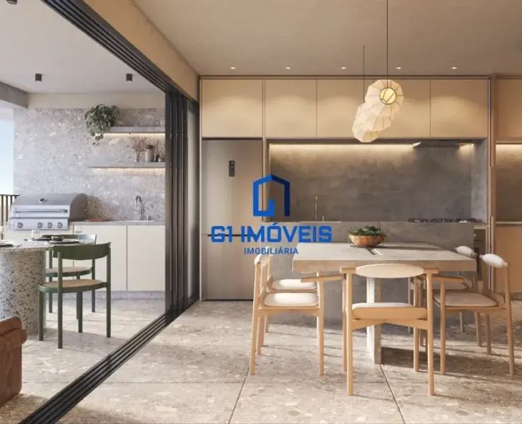 Piso: Textura: O porcelanato cinza claro não é apenas uma cor uniforme. Ele exibe variações sutis que imitam a beleza aleatória da pedra natural. Pequenos veios em tons de branco, bege e até um cinza mais escuro serpenteiam pela superfície, adicionando profundidade e interesse visual. Juntas: As juntas entre as placas de porcelanato são finas e discretas, preenchidas com um rejunte em tom semelhante ao das placas, quase imperceptível. Isso contribui para a aparência contínua e elegante do piso. Acabamento: O porcelanato parece ter um acabamento fosco ou acetinado, o que significa que ele não reflete muita luz, reduzindo o brilho e proporcionando um toque mais suave e natural. Mesa de Jantar: Material: A base da mesa, em concreto aparente, possui uma textura levemente porosa, revelando a granularidade do material. Pequenos orifícios e irregularidades são visíveis, adicionando um caráter rústico e industrial à peça. Recorte: O recorte central na mesa não é apenas estético. Ele cria duas "ilhas" separadas no tampo, o que pode ser útil para colocar travessas ou para acomodar arranjos de mesa. Detalhes: A borda da mesa é levemente arredondada, o que suaviza a aparência da peça e a torna mais convidativa ao toque. Cadeiras: Madeira: A madeira das cadeiras parece ser clara, possivelmente faia ou carvalho claro. Ela possui um acabamento natural, com os veios da madeira visíveis sob um verniz fosco ou acetinado. Estofamento: O tecido bege dos assentos é suave e convidativo. É possível notar uma leve textura no tecido, sugerindo que seja uma mistura de algodão ou linho com fibras sintéticas para maior durabilidade. Design: O encosto das cadeiras é curvo e ergonômico, proporcionando um bom apoio para as costas. As pernas das cadeiras são levemente inclinadas, adicionando um toque de elegância e estabilidade. Iluminação: Luminária: A luminária pendente é uma verdadeira obra de arte. Sua forma orgânica é composta por várias camadas de um material translúcido, provavelmente papel ou tecido plissado. A luz que emana da luminária é suave e difusa, criando uma atmosfera acolhedora e relaxante. Spots: Os spots embutidos no teto são discretos e direcionáveis, permitindo ajustar a iluminação de acordo com as necessidades. Eles emitem uma luz branca neutra, que realça as cores e texturas do ambiente. Cozinha: Armários: A cor bege claro dos armários é sutilmente diferente em cada porta, devido às variações na luz e sombra. As portas dos armários possuem um sistema de abertura por toque, sem puxadores visíveis, o que contribui para a aparência clean e minimalista. Eletrodomésticos: A geladeira de aço inoxidável possui um visor digital na porta, mostrando a temperatura interna e outras informações úteis. O cooktop a gás possui queimadores de diferentes tamanhos, permitindo cozinhar diversos tipos de alimentos. Revestimento: O material que imita concreto aparente possui uma textura irregular, com pequenas imperfeições e variações de cor que o tornam ainda mais autêntico. Área Externa: Churrasqueira: A churrasqueira possui uma tampa com visor de vidro, permitindo acompanhar o preparo dos alimentos sem precisar abri-la. Os botões de controle da churrasqueira são de aço inoxidável e possuem um design ergonômico. Bancada: O padrão terrazzo da bancada é composto por pequenos fragmentos de mármore, vidro e outros materiais coloridos, agregados em uma base de cimento. Isso confere à bancada uma aparência única e vibrante. Plantas: A samambaia pendente possui folhas exuberantes e vibrantes, trazendo um toque de frescor e natureza para o ambiente. Os vasos de plantas são de cerâmica em tons neutros, complementando a paleta de cores do espaço. Detalhes Finais: Portas de Vidro: As molduras pretas das portas de vidro são finas e elegantes, permitindo que a luz natural flua livremente entre os ambientes. O sistema de correr das portas é suave e silencioso, facilitando a integração entre a área interna e externa.