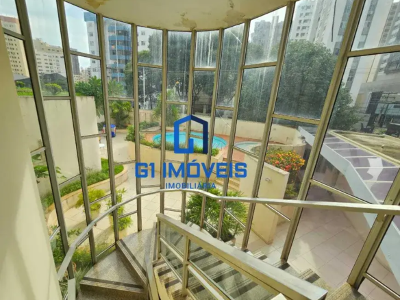 A imagem retrata um interior arquitetônico com um forte foco em uma escada em espiral e uma extensa janela panorâmica que se abre para uma área externa bem cuidada. Escada em Espiral: Material: A escada é construída com uma combinação de metal e concreto. O metal, provavelmente aço, forma a estrutura e o corrimão. O concreto compõe os degraus. Cor: Os degraus de concreto são predominantemente cinzentos, possivelmente com um padrão sutil de pedra ou textura adicionada. Corrimão: O corrimão de metal segue a curva da escada em espiral, proporcionando suporte e um elemento de design elegante. Design: O design em espiral da escada maximiza o espaço e cria um ponto focal visualmente interessante dentro do ambiente. Janela Panorâmica: Estrutura: A janela é composta por vários painéis de vidro, enquadrados por uma estrutura de metal. A estrutura de metal parece ser fina e minimalista, permitindo que o vidro ocupe a maior parte da superfície da janela. Luz Natural: A extensa área de vidro permite a entrada de uma quantidade significativa de luz natural, iluminando o interior e proporcionando uma conexão com o ambiente externo. Vista: A vista da janela é de uma área externa bem cuidada. Área Externa: Paisagismo: A área externa apresenta um paisagismo exuberante com uma variedade de árvores, arbustos e flores. As árvores oferecem sombra e privacidade, enquanto os arbustos e flores adicionam cor e textura ao ambiente. Piscina: Uma piscina azul é visível no pátio. Jardinagem: A área externa parece ser bem cuidada, com gramados bem aparados e plantas saudáveis. Interior: Cor: O interior é pintado principalmente de branco, criando uma atmosfera brilhante e arejada. Paredes: As paredes brancas precisam de reparos e limpeza Estilo: O interior possui uma estética moderna e minimalista, com linhas limpas e foco em funcionalidade. Iluminação: A iluminação natural da janela cria um espaço convidativo e acolhedor. Impressão Geral: A imagem representa um espaço interior sofisticado com uma vista deslumbrante para uma área externa bem cuidada. A escada em espiral adiciona um elemento de interesse arquitetônico, enquanto a grande janela panorâmica traz o exterior para dentro, criando uma sensação de harmonia e tranquilidade. Apesar de sinais de deterioração, o espaço tem potencial e pode ser renovado.