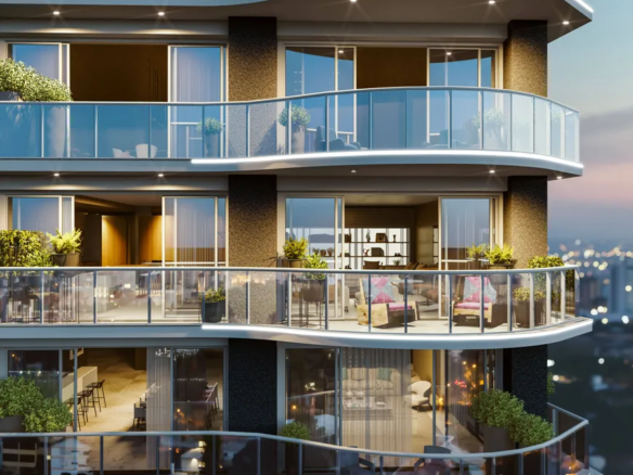 Arquitetura e Fachada: Design Curvilíneo: A característica mais marcante é o design ondulado e curvo das varandas, que confere ao edifício uma estética elegante e fluida. Cores e Materiais: Predominam tons de cinza. Os pilares texturizados apresentam uma superfície granulada que pode ser pedra natural ou um acabamento que a imita. O restante da fachada é um cinza mais liso e uniforme. Iluminação Externa: Uma faixa de luz branca e suave percorre as bordas das varandas, acentuando suas curvas e proporcionando um brilho sutil ao edifício. Vidro: Os painéis de vidro que cercam as varandas são transparentes, com um leve tom esverdeado característico do vidro mais espesso. Eles refletem a luz do céu, adicionando profundidade à fachada. Varandas: Paisagismo: Cada varanda apresenta uma variedade de plantas em vasos. Parecem ser arbustos ou folhagens densas, adicionando um toque de natureza e privacidade aos espaços externos. Os vasos são de cores escuras, possivelmente cinza ou preto, para combinar com o esquema de cores geral. Mobiliário da Varanda Superior: A varanda superior exibe um conjunto de mesa e cadeiras, sugerindo um espaço para refeições ao ar livre ou relaxamento. As cadeiras parecem ter um design moderno e minimalista. Interiores Visíveis: Varanda do Meio - Área de Estar: Duas cadeiras de madeira com almofadas estampadas (possivelmente florais ou geométricas) são um ponto focal. O interior da sala de estar parece ter piso de madeira e uma estante com objetos decorativos. Varanda Inferior - Sala de Jantar/Cozinha: É possível ver uma mesa de jantar com cadeiras de bar ao redor. A iluminação é quente e convidativa, e parece haver uma ilha de cozinha visível. Fundo: Paisagem Urbana: A paisagem urbana é composta por luzes bruxuleantes de edifícios distantes. A iluminação sugere que é o crepúsculo ou a noite. Detalhes da Paisagem: É possível vislumbrar áreas verdes, possivelmente parques ou vegetação urbana, misturadas com as luzes da cidade. Iluminação e Ambiente: Iluminação Quente: A iluminação interna é predominantemente quente, criando uma atmosfera aconchegante e convidativa. Sombra e Luz: O jogo de luz e sombra na fachada do edifício adiciona profundidade e textura à imagem. Em resumo, a imagem retrata um edifício residencial de luxo com design moderno e curvilíneo, materiais neutros e um foco na criação de espaços de vida internos e externos convidativos. A atenção aos detalhes, tanto na arquitetura quanto no mobiliário, contribui para uma sensação geral de elegância e conforto urbano.
