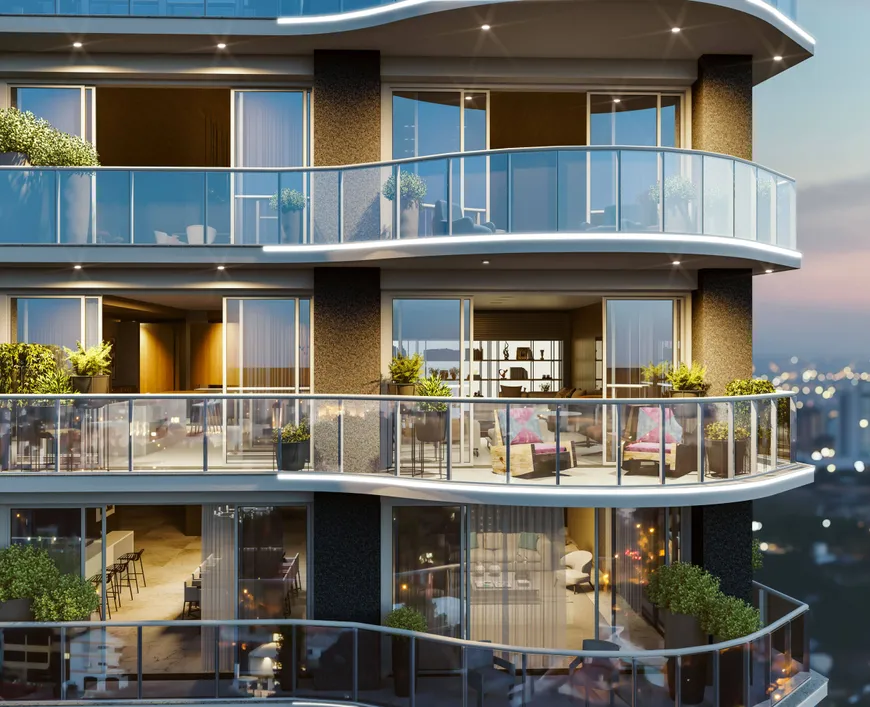 f2fdb9086107a500dd68764b6738b4d9 Arquitetura e Fachada: Design Curvilíneo: A característica mais marcante é o design ondulado e curvo das varandas, que confere ao edifício uma estética elegante e fluida. Cores e Materiais: Predominam tons de cinza. Os pilares texturizados apresentam uma superfície granulada que pode ser pedra natural ou um acabamento que a imita. O restante da fachada é um cinza mais liso e uniforme. Iluminação Externa: Uma faixa de luz branca e suave percorre as bordas das varandas, acentuando suas curvas e proporcionando um brilho sutil ao edifício. Vidro: Os painéis de vidro que cercam as varandas são transparentes, com um leve tom esverdeado característico do vidro mais espesso. Eles refletem a luz do céu, adicionando profundidade à fachada. Varandas: Paisagismo: Cada varanda apresenta uma variedade de plantas em vasos. Parecem ser arbustos ou folhagens densas, adicionando um toque de natureza e privacidade aos espaços externos. Os vasos são de cores escuras, possivelmente cinza ou preto, para combinar com o esquema de cores geral. Mobiliário da Varanda Superior: A varanda superior exibe um conjunto de mesa e cadeiras, sugerindo um espaço para refeições ao ar livre ou relaxamento. As cadeiras parecem ter um design moderno e minimalista. Interiores Visíveis: Varanda do Meio - Área de Estar: Duas cadeiras de madeira com almofadas estampadas (possivelmente florais ou geométricas) são um ponto focal. O interior da sala de estar parece ter piso de madeira e uma estante com objetos decorativos. Varanda Inferior - Sala de Jantar/Cozinha: É possível ver uma mesa de jantar com cadeiras de bar ao redor. A iluminação é quente e convidativa, e parece haver uma ilha de cozinha visível. Fundo: Paisagem Urbana: A paisagem urbana é composta por luzes bruxuleantes de edifícios distantes. A iluminação sugere que é o crepúsculo ou a noite. Detalhes da Paisagem: É possível vislumbrar áreas verdes, possivelmente parques ou vegetação urbana, misturadas com as luzes da cidade. Iluminação e Ambiente: Iluminação Quente: A iluminação interna é predominantemente quente, criando uma atmosfera aconchegante e convidativa. Sombra e Luz: O jogo de luz e sombra na fachada do edifício adiciona profundidade e textura à imagem. Em resumo, a imagem retrata um edifício residencial de luxo com design moderno e curvilíneo, materiais neutros e um foco na criação de espaços de vida internos e externos convidativos. A atenção aos detalhes, tanto na arquitetura quanto no mobiliário, contribui para uma sensação geral de elegância e conforto urbano.