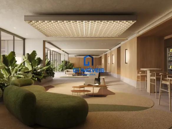 Visão Geral do Ambiente: O espaço apresentado irradia uma atmosfera de requinte moderno e relaxante. A iluminação suave e a paleta de cores cuidadosamente selecionada trabalham em harmonia para criar um ambiente convidativo e sofisticado. A composição equilibrada entre elementos naturais e design contemporâneo sugere um espaço multifuncional, projetado para promover o convívio social, o descanso e até mesmo o trabalho informal. Detalhes dos Elementos: Sofá: O sofá em forma de "C" é a peça central do espaço. Seu tom verde musgo, ligeiramente esmaecido, confere uma sensação orgânica e calma. A textura do tecido parece ser um bouclé denso, conferindo uma aparência visualmente interessante e convidativa ao toque. O formato sinuoso do sofá incentiva a interação e o relaxamento, com espaço suficiente para acomodar várias pessoas confortavelmente. Plantas: As plantas exuberantes atrás do sofá criam uma barreira natural, adicionando privacidade e frescor ao espaço. As folhas grandes e brilhantes refletem a luz, criando um jogo de sombras e brilhos que dinamiza o ambiente. A variedade de tamanhos e formas das folhas sugere uma seleção cuidadosa, com o objetivo de criar uma composição visualmente interessante e diversificada. Mesas de Centro: As mesas de centro são dispostas em uma formação escalonada, com diferentes alturas e formatos. Os materiais parecem ser uma combinação de madeira clara e metal, adicionando um toque de elegância industrial ao espaço. A sobreposição das mesas cria uma sensação de movimento e dinamismo, além de oferecer diferentes opções de apoio para bebidas, livros ou outros objetos. Tapete: O tapete grande e arredondado delimita a área de estar, criando uma sensação de aconchego e unidade. A paleta de cores neutras e terrosas complementa o restante do espaço, enquanto os detalhes em verde musgo fazem um elo visual com o sofá e as plantas. A textura do tapete parece ser macia e convidativa, incentivando as pessoas a relaxarem e se sentirem à vontade. Parede de Madeira: A parede de madeira clara adiciona calor e textura ao espaço. Os painéis verticais criam uma sensação de altura e amplitude, enquanto as luminárias embutidas proporcionam uma iluminação suave e indireta. As luminárias têm um design minimalista e elegante, com um acabamento em metal escovado que complementa o restante do espaço. Mesas e Cadeiras: As mesas altas com cadeiras de madeira clara oferecem um espaço informal para refeições ou trabalho. O design das cadeiras é simples e funcional, com um toque de elegância. A disposição das mesas ao longo da parede cria uma sensação de ordem e organização, além de otimizar o espaço disponível. Iluminação: A luminária retangular no teto é a principal fonte de luz do espaço. O design geométrico e a luz difusa criam uma atmosfera suave e convidativa. A iluminação indireta das luminárias embutidas na parede complementa a luz principal, adicionando profundidade e dimensão ao espaço. Janelas: As grandes janelas de vidro permitem a entrada de luz natural, criando uma sensação de amplitude e luminosidade. A luz natural destaca as cores e texturas dos materiais, criando um ambiente acolhedor e convidativo. Máquina de Venda Automática: A máquina de venda automática sugere que este espaço também serve como uma área de conveniência para os moradores ou funcionários. A presença da máquina adiciona um toque de praticidade ao espaço, tornando-o ainda mais funcional e convidativo. Em resumo, cada detalhe foi cuidadosamente selecionado para criar um espaço harmonioso, convidativo e funcional, que equilibra o conforto, a elegância e a praticidade.