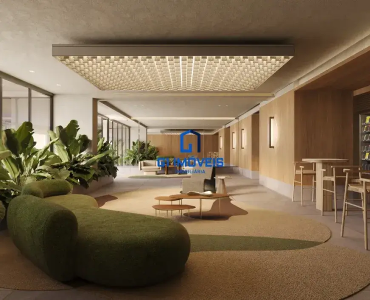 Visão Geral do Ambiente: O espaço apresentado irradia uma atmosfera de requinte moderno e relaxante. A iluminação suave e a paleta de cores cuidadosamente selecionada trabalham em harmonia para criar um ambiente convidativo e sofisticado. A composição equilibrada entre elementos naturais e design contemporâneo sugere um espaço multifuncional, projetado para promover o convívio social, o descanso e até mesmo o trabalho informal. Detalhes dos Elementos: Sofá: O sofá em forma de "C" é a peça central do espaço. Seu tom verde musgo, ligeiramente esmaecido, confere uma sensação orgânica e calma. A textura do tecido parece ser um bouclé denso, conferindo uma aparência visualmente interessante e convidativa ao toque. O formato sinuoso do sofá incentiva a interação e o relaxamento, com espaço suficiente para acomodar várias pessoas confortavelmente. Plantas: As plantas exuberantes atrás do sofá criam uma barreira natural, adicionando privacidade e frescor ao espaço. As folhas grandes e brilhantes refletem a luz, criando um jogo de sombras e brilhos que dinamiza o ambiente. A variedade de tamanhos e formas das folhas sugere uma seleção cuidadosa, com o objetivo de criar uma composição visualmente interessante e diversificada. Mesas de Centro: As mesas de centro são dispostas em uma formação escalonada, com diferentes alturas e formatos. Os materiais parecem ser uma combinação de madeira clara e metal, adicionando um toque de elegância industrial ao espaço. A sobreposição das mesas cria uma sensação de movimento e dinamismo, além de oferecer diferentes opções de apoio para bebidas, livros ou outros objetos. Tapete: O tapete grande e arredondado delimita a área de estar, criando uma sensação de aconchego e unidade. A paleta de cores neutras e terrosas complementa o restante do espaço, enquanto os detalhes em verde musgo fazem um elo visual com o sofá e as plantas. A textura do tapete parece ser macia e convidativa, incentivando as pessoas a relaxarem e se sentirem à vontade. Parede de Madeira: A parede de madeira clara adiciona calor e textura ao espaço. Os painéis verticais criam uma sensação de altura e amplitude, enquanto as luminárias embutidas proporcionam uma iluminação suave e indireta. As luminárias têm um design minimalista e elegante, com um acabamento em metal escovado que complementa o restante do espaço. Mesas e Cadeiras: As mesas altas com cadeiras de madeira clara oferecem um espaço informal para refeições ou trabalho. O design das cadeiras é simples e funcional, com um toque de elegância. A disposição das mesas ao longo da parede cria uma sensação de ordem e organização, além de otimizar o espaço disponível. Iluminação: A luminária retangular no teto é a principal fonte de luz do espaço. O design geométrico e a luz difusa criam uma atmosfera suave e convidativa. A iluminação indireta das luminárias embutidas na parede complementa a luz principal, adicionando profundidade e dimensão ao espaço. Janelas: As grandes janelas de vidro permitem a entrada de luz natural, criando uma sensação de amplitude e luminosidade. A luz natural destaca as cores e texturas dos materiais, criando um ambiente acolhedor e convidativo. Máquina de Venda Automática: A máquina de venda automática sugere que este espaço também serve como uma área de conveniência para os moradores ou funcionários. A presença da máquina adiciona um toque de praticidade ao espaço, tornando-o ainda mais funcional e convidativo. Em resumo, cada detalhe foi cuidadosamente selecionado para criar um espaço harmonioso, convidativo e funcional, que equilibra o conforto, a elegância e a praticidade.