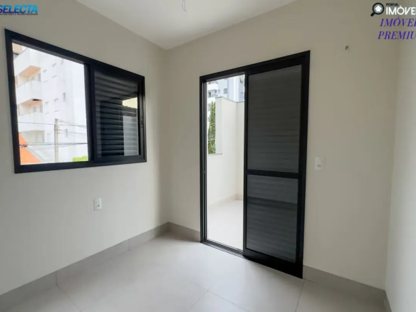 A imagem apresenta um apartamento à venda no bairro Santa Mônica, em Uberlândia, MG, com um estilo moderno e sofisticado. O imóvel exibe um design contemporâneo, com tons neutros e elegantes que predominam na fachada, como bege e cinza, proporcionando uma sensação de harmonia e sofisticação. A arquitetura é caracterizada por linhas retas e grandes janelas, que permitem uma excelente iluminação natural e integração com o ambiente externo. O ambiente parece ser residencial e tranquilo, típico de um bairro bem estabelecido como Santa Mônica, conhecido por sua infraestrutura completa e qualidade de vida. O estilo do imóvel sugere um padrão premium, com acabamentos de alta qualidade e atenção aos detalhes, como a presença de varandas amplas e possivelmente áreas de lazer bem cuidadas. A imagem também destaca a localização privilegiada do apartamento, em uma região valorizada de Uberlândia, o que pode atrair compradores em busca de conforto e conveniência. O conjunto de elementos visuais e descritivos reforça a ideia de um imóvel de alto padrão, ideal para quem busca qualidade e sofisticação em um bairro tranquilo e bem localizado.