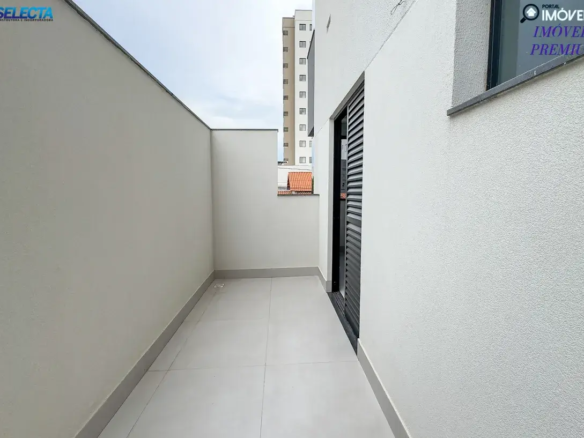 A imagem apresenta a área externa de um apartamento à venda no bairro Santa Mônica, em Uberlândia, MG, destacando um ambiente moderno e sofisticado. A área externa exibe um design contemporâneo, com predominância de cores neutras como bege e cinza, que conferem um visual elegante e harmonioso. A arquitetura é caracterizada por linhas retas e elementos estruturais que sugerem um padrão premium. O ambiente externo parece ser amplo e bem cuidado, com áreas de lazer que podem incluir piscina, jardins e espaços para convivência, ideais para quem busca conforto e qualidade de vida. O estilo do imóvel reflete um alto padrão, com acabamentos de qualidade e atenção aos detalhes, como pisos bem acabados e iluminação estratégica que realça a beleza do espaço. A localização no bairro Santa Mônica, conhecido por sua infraestrutura completa e tranquilidade, é um dos pontos fortes do imóvel. A imagem transmite a ideia de um apartamento de luxo, perfeito para quem deseja viver em um ambiente moderno, confortável e bem localizado em uma das áreas mais valorizadas de Uberlândia.