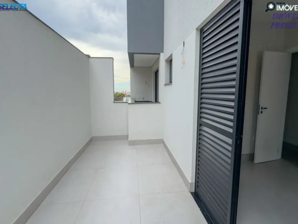 A imagem apresenta a área externa de um apartamento à venda no bairro Santa Mônica, em Uberlândia, MG, destacando um ambiente moderno e bem planejado. A área externa exibe um design contemporâneo, com predominância de cores neutras como bege e cinza, que conferem um visual elegante e sofisticado. A arquitetura é caracterizada por linhas limpas e elementos estruturais que sugerem um padrão premium. O ambiente externo parece ser amplo e bem cuidado, com áreas de lazer que podem incluir piscina, jardins e espaços para convivência, ideais para quem busca conforto e qualidade de vida. O estilo do imóvel reflete um alto padrão, com acabamentos de qualidade e atenção aos detalhes, como pisos bem acabados e iluminação estratégica que realça a beleza do espaço. A localização no bairro Santa Mônica, conhecido por sua infraestrutura completa e tranquilidade, é um dos pontos fortes do imóvel. A imagem transmite a ideia de um apartamento de luxo, perfeito para quem deseja viver em um ambiente moderno, confortável e bem localizado em uma das áreas mais valorizadas de Uberlândia.