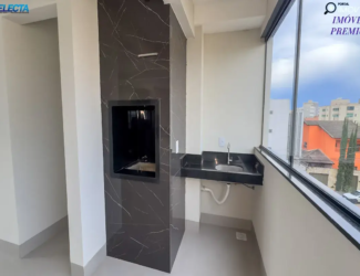 Área gourmet com churrasqueira em varanda de apartamento. Ambiente moderno e aconchegante em tons de bege e cinza.