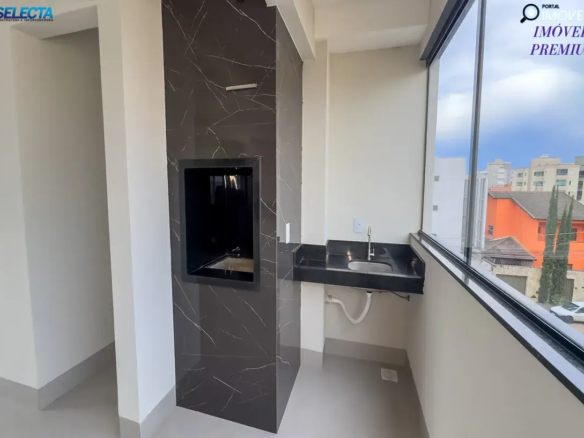 Área gourmet com churrasqueira em varanda de apartamento. Ambiente moderno e aconchegante em tons de bege e cinza.