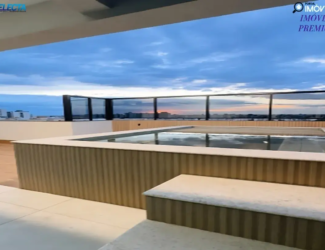 Piscina com deck e vista do pôr do sol nesta cobertura duplex à venda no bairro Santa Mônica. Luxo e lazer no terraço.
