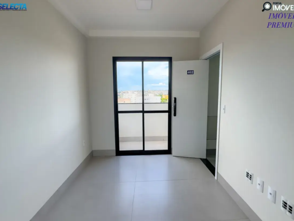 A imagem apresenta o corredor de um apartamento à venda no bairro Santa Mônica, em Uberlândia, MG, destacando um ambiente moderno e sofisticado. O corredor exibe um design contemporâneo, com predominância de cores neutras como branco e tons de bege, que conferem um visual limpo e elegante. A arquitetura é caracterizada por linhas retas e acabamentos de alta qualidade, sugerindo um padrão premium. O ambiente do corredor parece ser espaçoso e bem iluminado, com detalhes que evidenciam cuidado e sofisticação, como pisos bem acabados e iluminação estratégica que realça a beleza do espaço. O estilo do imóvel reflete um alto padrão, com atenção aos detalhes que proporcionam conforto e funcionalidade. A localização no bairro Santa Mônica, conhecido por sua infraestrutura completa e tranquilidade, é um dos pontos fortes do imóvel. A imagem transmite a ideia de um apartamento de luxo, perfeito para quem deseja viver em um ambiente moderno, confortável e bem localizado em uma das áreas mais valorizadas de Uberlândia.