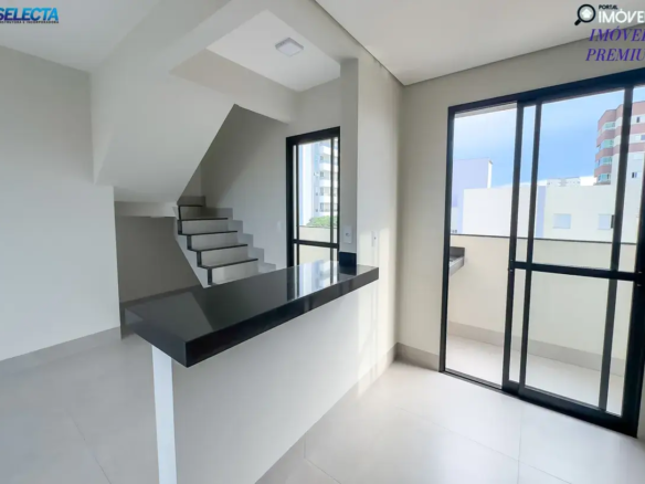 Cozinha moderna com armários planejados e bancada de granito. O ambiente funcional tem design clean em tons de branco e cinza.