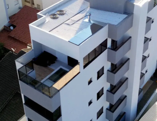 Foco na Fachada e Cobertura do Edifício Meraki, Santa Mônica, Uberlândia: 1. Visão Geral da Imagem: Perspectiva: A imagem nos presenteia com uma visão aérea e angular do Edifício Meraki, permitindo uma análise minuciosa da sua fachada e cobertura. O ângulo escolhido enfatiza a verticalidade do edifício e a relação entre seus elementos arquitetônicos. Enquadramento: O enquadramento da imagem concentra-se na parte superior do edifício, proporcionando uma visão clara e detalhada da sua estrutura, materiais e acabamentos. 2. Fachada: Uma Expressão de Modernidade e Elegância: Design: A fachada do Edifício Meraki expressa um design moderno e minimalista, com linhas retas e volumes geométricos bem definidos. A ausência de elementos decorativos excessivos enfatiza a pureza das formas e a elegância do conjunto. Cores: A paleta de cores da fachada é composta por tons neutros e suaves, como branco e cinza. O branco confere luminosidade e amplitude ao edifício, enquanto o cinza adiciona um toque de sofisticação e sobriedade. As janelas escuras criam um contraste marcante com os painéis claros, acentuando a verticalidade da construção. Sacadas: As sacadas do Edifício Meraki são integradas à fachada, com um design discreto e elegante. Os guarda-corpos de vidro proporcionam segurança e privacidade aos moradores, sem comprometer a vista da cidade. As sacadas criam uma sensação de continuidade entre o interior e o exterior dos apartamentos, ampliando os espaços e permitindo o contato com a natureza. Janelas: As janelas retangulares da fachada são amplas e generosas, permitindo a entrada abundante de luz natural nos apartamentos. As molduras escuras das janelas criam um contraste elegante com os painéis claros da fachada, acentuando a verticalidade do edifício. Painéis: A fachada do Edifício Meraki é composta por painéis pré-fabricados, que garantem a qualidade, a durabilidade e a rapidez da construção. Os painéis apresentam um acabamento liso e uniforme, conferindo um aspecto moderno e sofisticado ao edifício. 3. Cobertura: Um Espaço de Lazer e Bem-Estar: Design: A cobertura do Edifício Meraki apresenta um design inovador e funcional, com diferentes níveis e espaços de convivência. A área de lazer na cobertura é um oásis de bem-estar e entretenimento, com piscina, solarium, churrasqueira e outros ambientes projetados para o conforto e a diversão dos moradores. Materiais: A cobertura do Edifício Meraki é revestida com materiais de alta qualidade e resistência, como telhas metálicas, mantas impermeabilizantes e porcelanatos antiderrapantes. Os materiais escolhidos garantem a durabilidade, a segurança e a beleza do espaço. Piscina: A piscina na cobertura é um dos destaques do Edifício Meraki, oferecendo um espaço para relaxamento, prática de esportes e convívio social. A água cristalina da piscina reflete o céu e a paisagem urbana, criando uma atmosfera mágica e inspiradora. Telhado: A cobertura telhado do edifício é telhado com telhas metálicas, com um bom sistema de escoamento de aguas pluvias. Equipamentos: A cobertura do Edifício Meraki abriga diversos equipamentos técnicos, como aparelhos de ar condicionado, caixas d'água e chaminés. Os equipamentos são instalados de forma organizada e discreta, sem comprometer a estética do espaço. Vista: A cobertura do Edifício Meraki oferece uma vista privilegiada da cidade de Uberlândia. Os moradores podem desfrutar de paisagens panorâmicas, pores do sol inesquecíveis e momentos de lazer em um ambiente exclusivo e sofisticado. 4. Relação com o Entorno: Integração: A arquitetura do Edifício Meraki busca integrar-se harmoniosamente com o entorno urbano de Santa Mônica. O edifício respeita a escala do bairro, com uma altura que não compromete a vista dos vizinhos e um design que não destoa das construções existentes. Valorização: A construção do Edifício Meraki contribui para a valorização do bairro Santa Mônica, atraindo novos moradores e investidores e impulsionando o desenvolvimento da região. Palavra chave Apartamento à Venda com 3 Quartos 93m² no Setor Santa Mônica