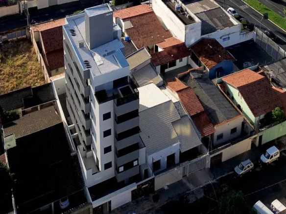 Foto aérea do Edifício Meraki, prédio moderno que contrasta com as casas do bairro Santa Mônica, em Uberlândia.
