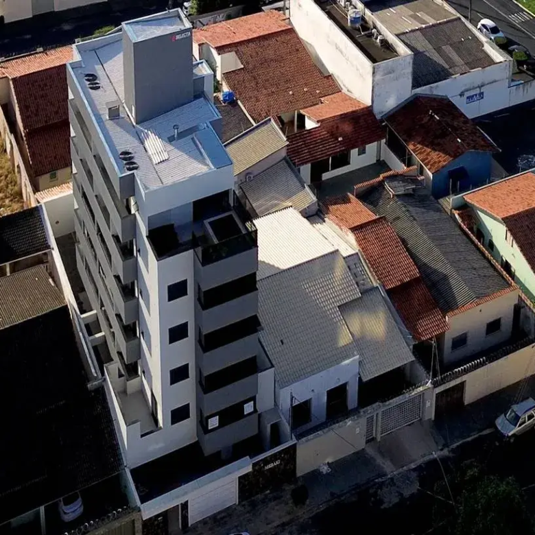 Foto aérea do Edifício Meraki, prédio moderno que contrasta com as casas do bairro Santa Mônica, em Uberlândia.
