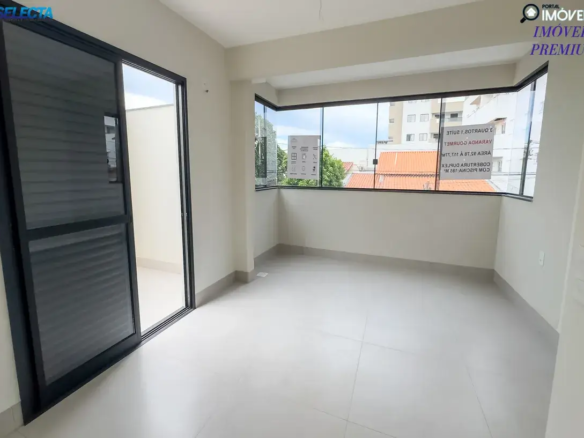 Sala de estar moderna e sofisticada com piso de madeira clara e grandes janelas, decorada em tons neutros de bege e cinza.