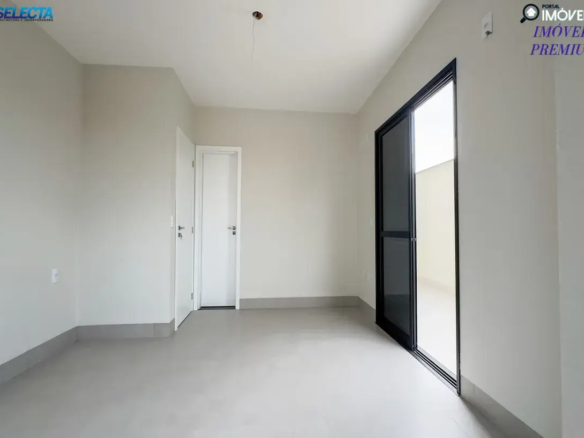 Aqui está uma descrição detalhada da imagem do interior do imóvel: Visão Geral: A imagem retrata o interior de um cômodo vazio, com paredes claras, uma porta branca e uma grande porta de vidro que dá acesso a uma varanda. O ambiente é moderno e clean, transmitindo uma sensação de amplitude e luminosidade. Arquitetura e Design: Estilo: Design minimalista com linhas retas e poucos detalhes decorativos. Cores: Predomínio de tons neutros, como branco e cinza claro. As paredes são pintadas de branco, e o piso é em tom de cinza claro. Paredes: As paredes são lisas e pintadas de branco, com tomadas e interruptores discretos. Porta: Uma porta branca com maçaneta prateada proporciona acesso a outros cômodos. Porta de Vidro: Uma grande porta de vidro deslizante com moldura preta conecta o interior com a varanda, permitindo a entrada de luz natural abundante. Piso: O piso é claro, possivelmente em porcelanato ou cerâmica, com rodapés na mesma cor. Ambiente e Características: Estado: O imóvel parece ser novo ou recém-reformado, com acabamentos impecáveis. Vazio: O cômodo está completamente vazio, sem móveis, o que oferece ao futuro morador a liberdade de personalização. Luminosidade: A combinação de cores claras e a grande porta de vidro proporcionam uma excelente iluminação natural, tornando o ambiente agradável e convidativo. Varanda: A porta de vidro dá acesso a uma varanda com paredes claras, estendendo o espaço e a luminosidade do ambiente. Palavras-chave: Interior de imóvel Cômodo vazio Design moderno Estilo minimalista Acabamento clean Porta branca Porta de vidro deslizante Luminosidade natural Imóvel novo Apartamento à venda Imóvel para alugar Imóveis premium Observações adicionais: A presença dos logotipos das imobiliárias Selecta e Imóvel Já indica que a propriedade está disponível para venda ou locação. A ausência de móveis permite que o interessado visualize o potencial do espaço e o adapte às suas necessidades e preferências. Esta descrição detalhada fornece uma visão completa e informativa do interior do imóvel, destacando seus principais atributos e características.