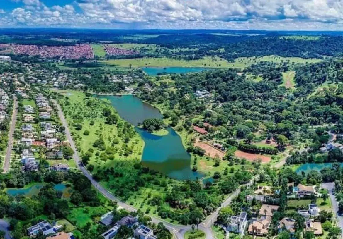 Vista aérea do condomínio de luxo padrão Aldeia do Vale, com sistema de lagos, casas de luxo e vasta natureza preservada.