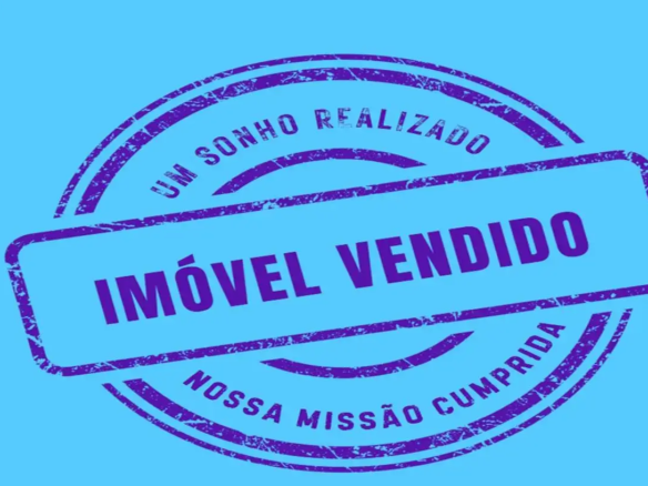 Selo roxo com aparência de carimbo e os dizeres "Um sonho realizado". Ao centro, o texto imóvel vendido em destaque.