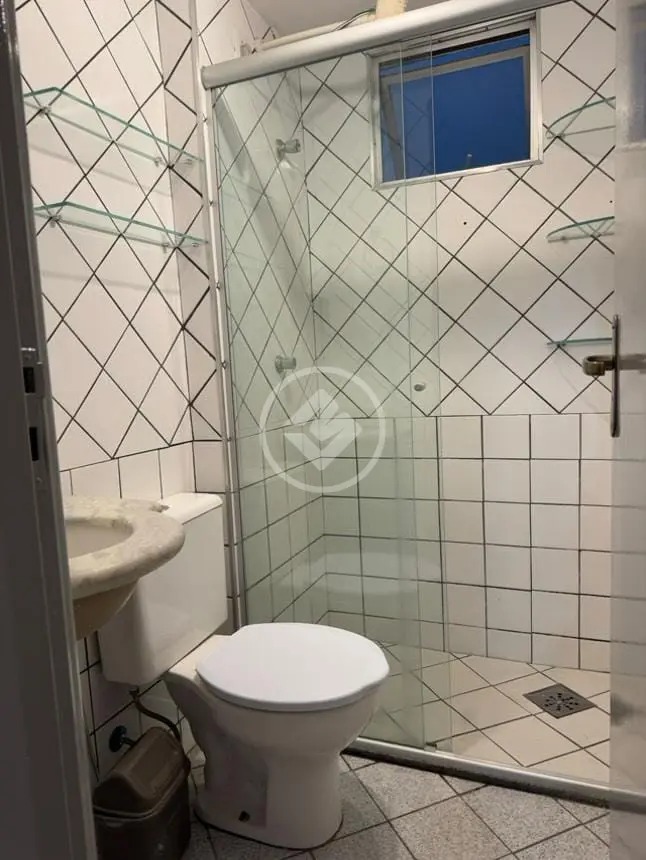 Banheiro completo com box de vidro, azulejos brancos geométricos e pia de granito no Residencial Hayward.