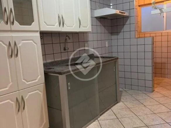 Cozinha com armários brancos, pia de granito escuro e gabinete com portas de vidro no Residencial Hayward.