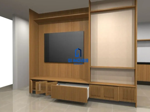 Esta imagem retrata um ambiente interno, provavelmente uma sala de estar ou home theater, com um design moderno e foco em móveis planejados. Detalhes do Imóvel e Mobiliário: Móvel Principal (Painel de TV e Estante): Cor e Material: O móvel é predominantemente feito de madeira clara a média, com veios visíveis, conferindo um aspecto natural e aconchegante. O tom da madeira é quente, puxando para um carvalho claro ou similar. Design: É uma peça grande, que ocupa boa parte da parede, indo do chão até próximo ao teto. Divide-se em duas seções principais: Seção da TV (à esquerda): Possui um grande painel de madeira ripada verticalmente onde uma televisão de tela plana preta está centralizada e fixada. Acima da TV, há uma prateleira comprida e aberta, seguindo a largura desta seção. Abaixo da TV, um rack baixo com múltiplas unidades de armazenamento. Destacam-se as frentes ripadas (elementos verticais de madeira) das gavetas e portas. Uma gaveta central maior está parcialmente aberta, revelando seu interior branco. À esquerda desta gaveta, duas portas menores, também com acabamento ripado, estão abertas. Seção da Estante (à direita): É uma estrutura mais alta e estreita, com uma grande prateleira/nicho aberto e iluminado (ou com um fundo de cor clara, como um bege ou off-white, que reflete a luz). Abaixo deste nicho, há mais armários com o mesmo design ripado da seção da TV, aparentemente fechados. Acima do nicho principal, também há uma prateleira aberta. Funcionalidade: O design sugere amplo espaço de armazenamento, tanto oculto (nos armários e gavetas) quanto para exposição (nas prateleiras e nicho). Piso: O piso é de porcelanato ou cerâmica de grande formato, em tom bege claro ou off-white, com acabamento polido ou acetinado, refletindo sutilmente o ambiente. Paredes e Teto: As paredes visíveis, além daquela coberta pelo móvel de madeira, são pintadas de branco ou um tom muito claro de cinza, criando um contraste limpo com a madeira. O teto também é claro, provavelmente branco. Ambiente Geral: O ambiente é moderno, minimalista e funcional. A paleta de cores é neutra e acolhedora, dominada pelos tons de madeira, branco e bege, com o preto da TV como ponto de contraste. A iluminação parece ser embutida ou indireta, contribuindo para a sensação de um espaço clean e bem projetado. Há uma sensação de amplitude. Outros Detalhes: Ao fundo, à direita, é possível vislumbrar parte de outro ambiente ou continuação do mesmo espaço, com armários também em madeira clara e o que parece ser uma bancada escura (talvez granito preto ou similar), sugerindo uma cozinha integrada ou área gourmet. Em resumo, a imagem mostra um espaço contemporâneo com móveis planejados em madeira clara com design ripado, piso claro e paredes brancas, criando um ambiente sofisticado, organizado e convidativo.