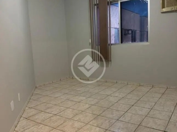 Quarto espaçoso com ar-condicionado de parede instalado e janela ampla no Residencial Hayward.