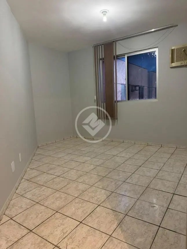 Quarto espaçoso com ar-condicionado de parede instalado e janela ampla no Residencial Hayward.