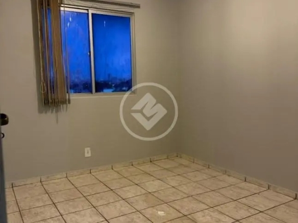 Quarto vazio com piso de cerâmica, paredes cinzas e janela com persiana vertical no Residencial Hayward.