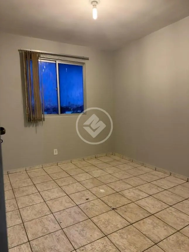 Quarto vazio com piso de cerâmica, paredes cinzas e janela com persiana vertical no Residencial Hayward.