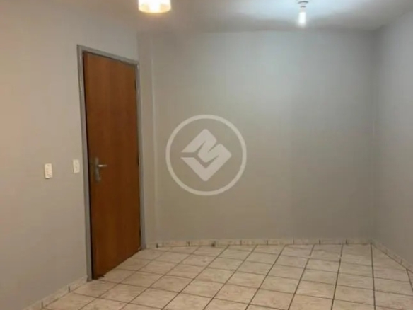 Vista do quarto com ventilador de teto, iluminação central e porta de madeira fechada no Residencial Hayward.