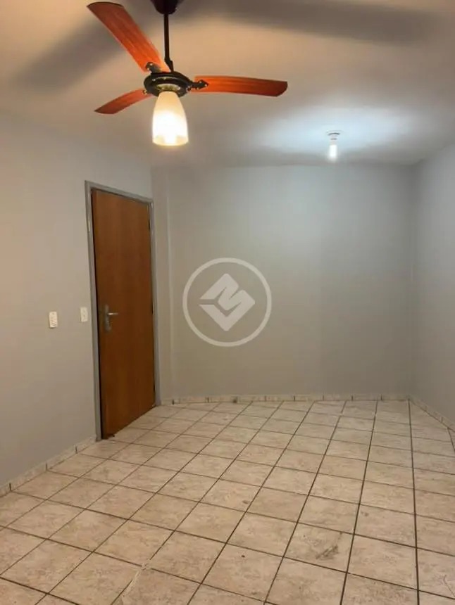 Vista do quarto com ventilador de teto, iluminação central e porta de madeira fechada no Residencial Hayward.