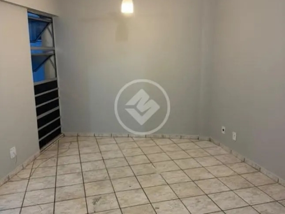 Quarto com ventilador de teto preto, piso claro e janela veneziana de vidro no Residencial Hayward.