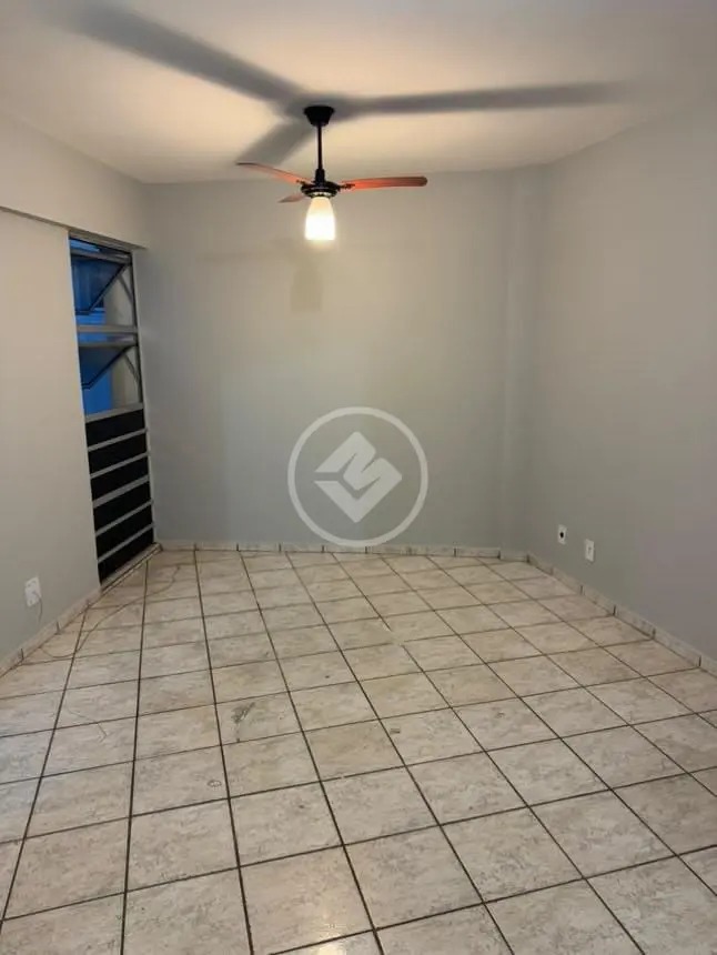 Quarto com ventilador de teto preto, piso claro e janela veneziana de vidro no Residencial Hayward.