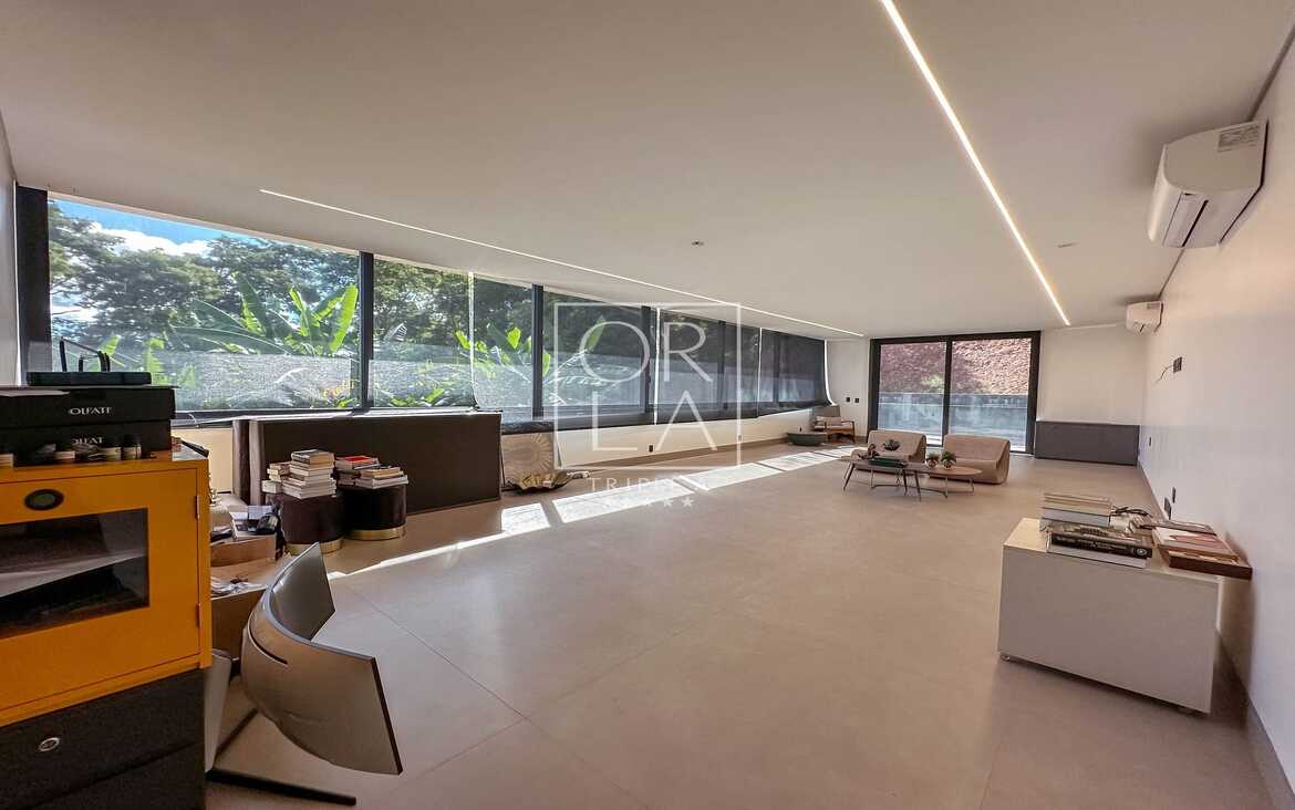 Salão espaçoso e moderno, com balcão e mesa com livros