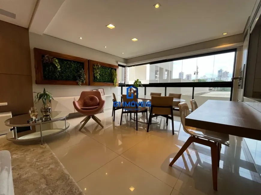 Área de jantar integrada com mesa redonda e vista para cidade no Maxxi 135.