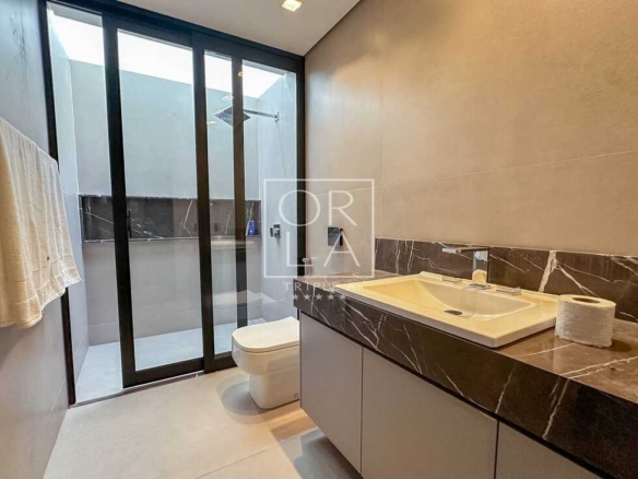 Lavabo de luxo com pia esculpida em pedra natural no Aldeia do Vale.