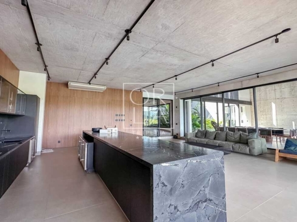 Bancada de cozinha em ilha com acabamento em mármore escuro no Aldeia do Vale.