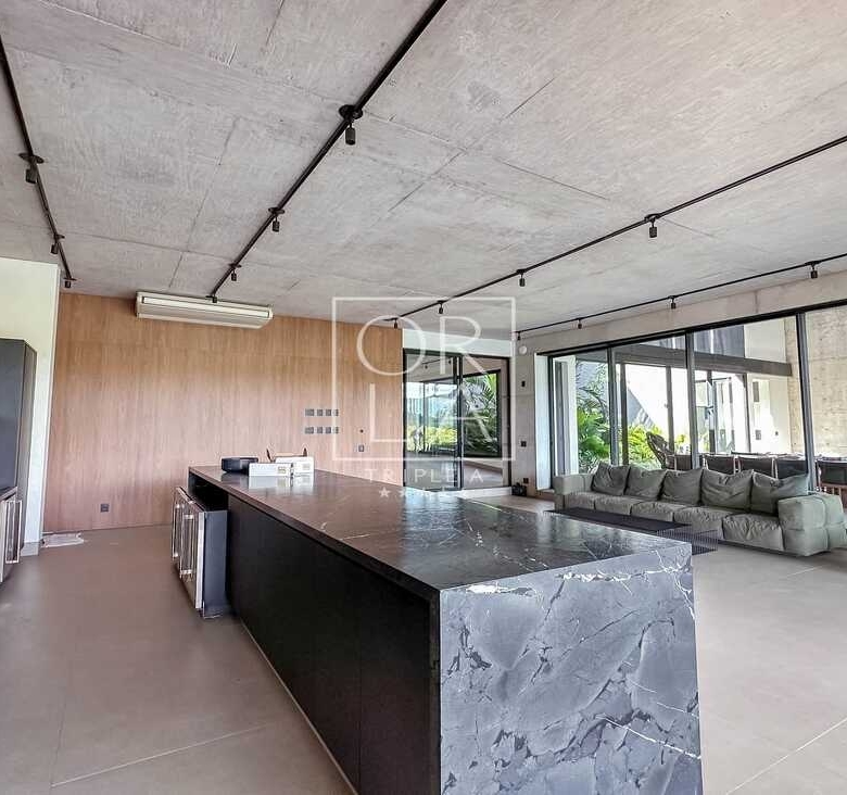 Bancada de cozinha em ilha com acabamento em mármore escuro no Aldeia do Vale.