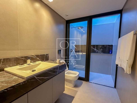 Banheiro com vista para o jardim interno e ventilação natural.