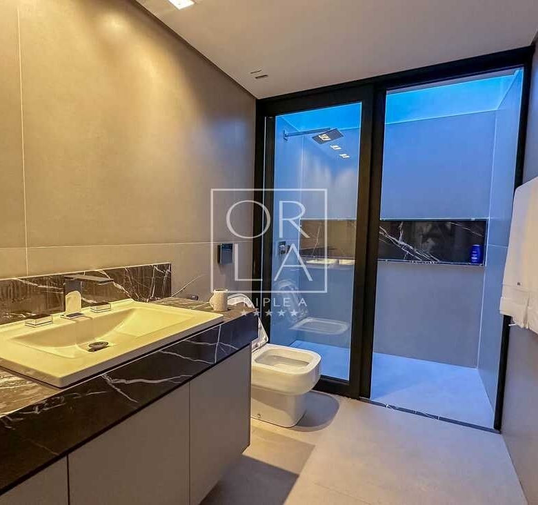 Banheiro com vista para o jardim interno e ventilação natural.