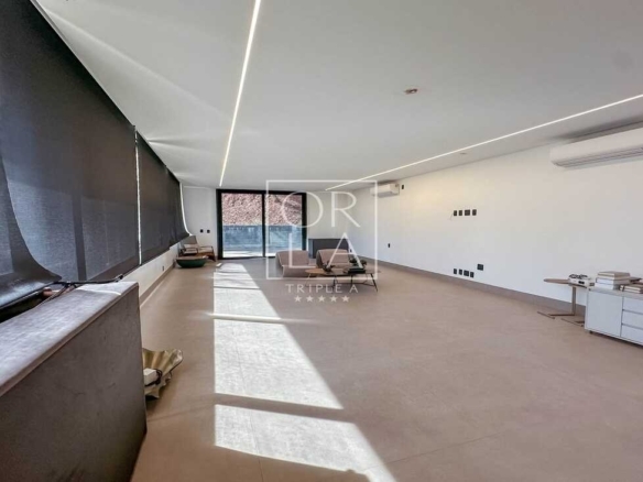 Interior de cômodo amplo com iluminação natural e design minimalista.