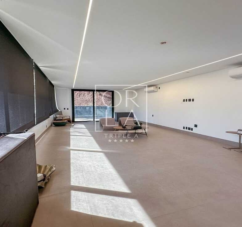 Interior de cômodo amplo com iluminação natural e design minimalista.