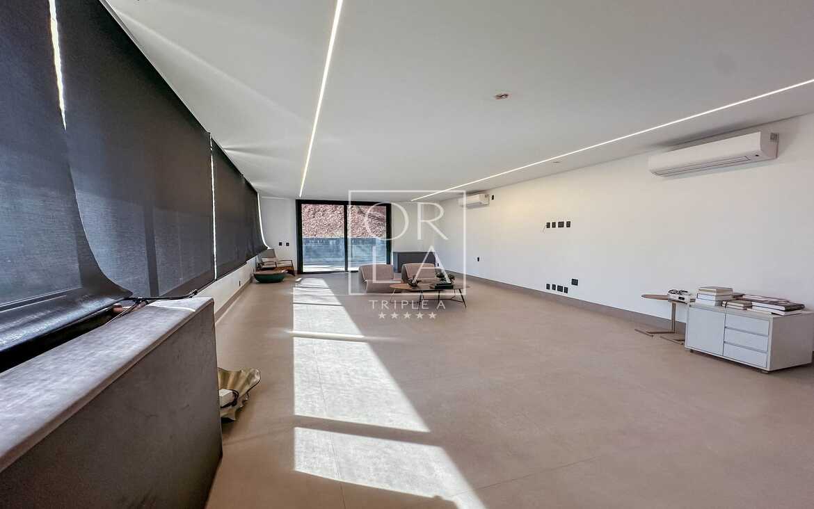 Interior de cômodo amplo com iluminação natural e design minimalista.