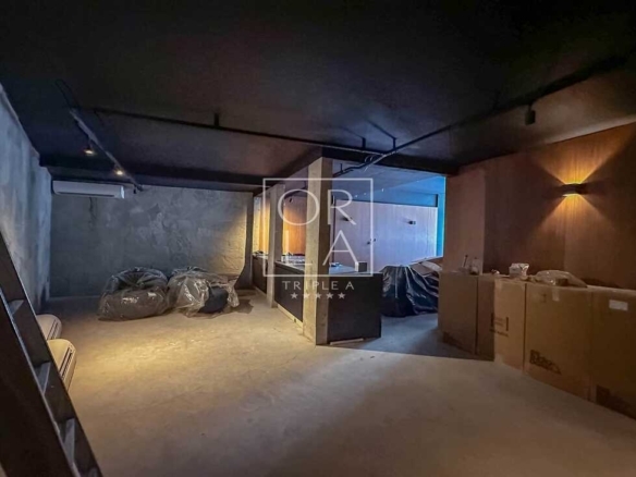 Corredor interno com iluminação pontual em casa de alto padrão no Aldeia do Vale.